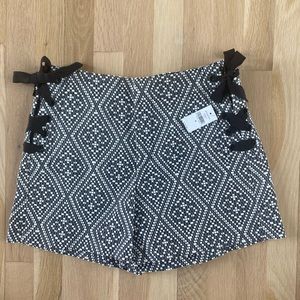 NWT GAP woven black and white diamond pattern shorts